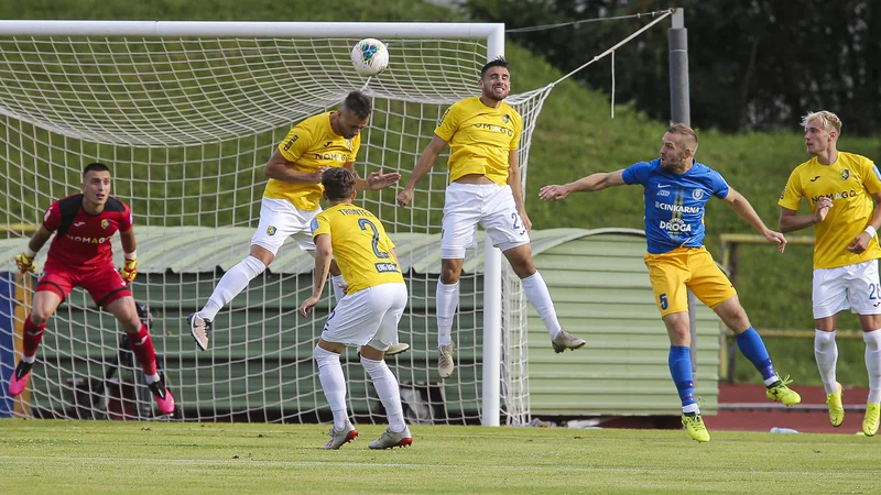 Fotografija: Nogometaši Brava (v rumenem) so si zagotovili nastop v četrtfinalu slovenskega pokala. FOTO: Jože Suhadolnik