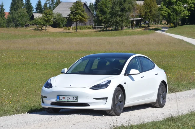 Tesla model 3 je na voljo v različnih izvedbah, tokratna je imela največjo baterijo in dva motorja. To stane kar nekaj denarja.