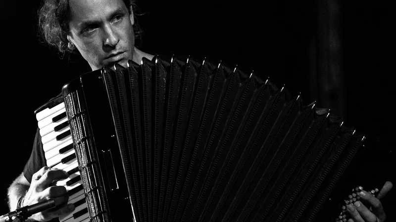 Fotografija: Marko Brdnik, inštrumentalist. FOTO: Iztok Zupan