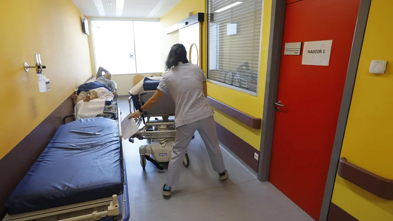 Fotografija: Klinični oddelek za žilne bolezni je moral zmanjšati število postelj za intenzivno nego. FOTO: Jože Suhadolnik