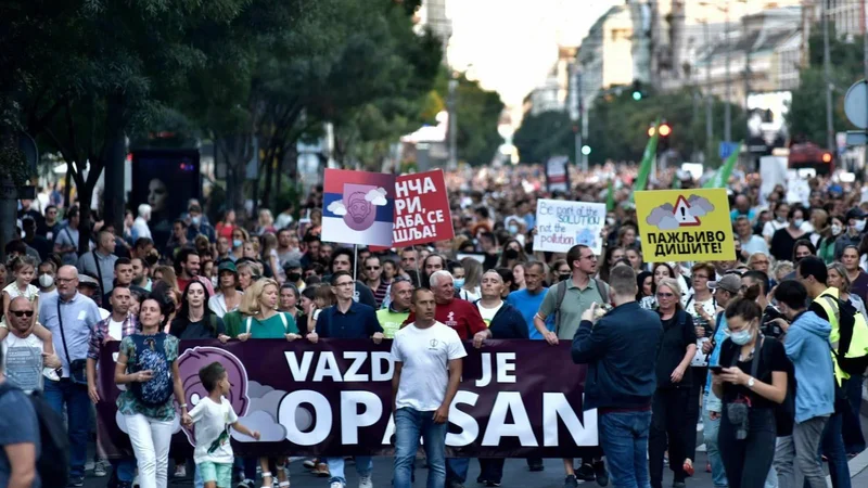 Ekologija je v Srbiji postala pomembna družbena tema. Združenje Eko straža je takole nedavno ustavilo promet v Beogradu s protestom za čist zrak. V ospredju v beli majici je Bojan Simišić, ki je na svoji koži občutil, kako težko se je boriti za čisto okolje. Foto Eko straža