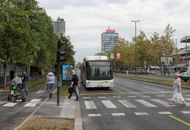 Med ulico Bežigrad in Livarsko po novem rumeni pas in dva vozna pasova. FOTO: Blaž Samec/Delo