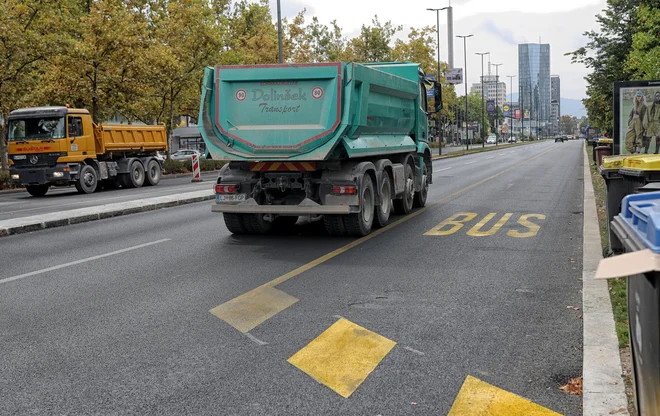 Namesto vzdolžnih parkirnih mest rumeni pas in posledično dva vozna pasova proti centru. FOTO: Blaž Samec/Delo