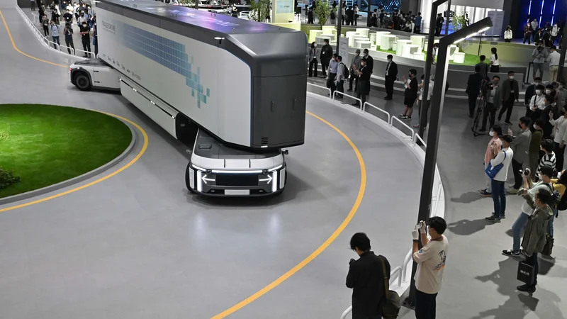 Fotografija: Velikan Hyundai razmišlja o najrazličnejših področjih uporabe gorivnih celic, tudi za prilagodljivi avtonomni prevoz različnih količin tovora.
Foto Jung Yeon-je/AFP