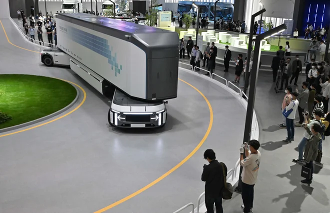 Velikan Hyundai razmišlja o najrazličnejših področjih uporabe gorivnih celic, tudi za prilagodljivi avtonomni prevoz različnih količin tovora.<br />
Foto Jung Yeon-je/AFP