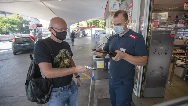 Fotografija: Potrdilo o cepljenju je pri nas časovno neomejeno, v nekaterih sosednjih državah je njihova veljavnost jasno določena. FOTO: Leon Vidic/Delo