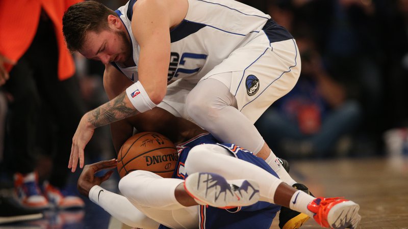 Fotografija: Dončić in Ntilikina med obračunom v ligi NBA. FOTO: USA Today Sports