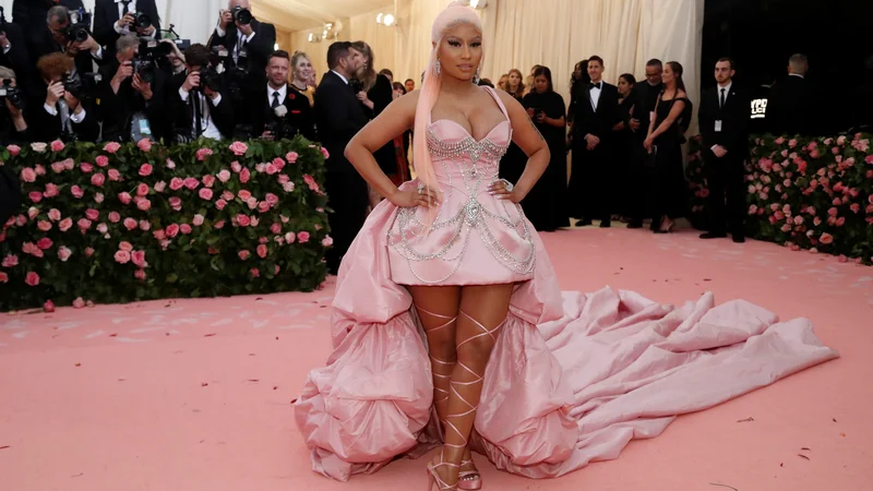 Fotografija: Takšna se je Nicki Minaj na Met Gala pojavila pred dvema letoma, letos je udeležbo zavrnila. Kot je čivknila, zaradi tega, ker je bil pogoj cepljenje, a več dvoma je vzbudila s tvitom o izkušnji bratrančevega prijatelja. FOTO: Mario Anzuoni/Reuters