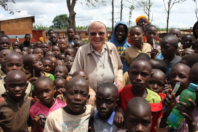 Pred več kot petimi desetletji je Bogdana Kavčič odšla z domačih hribov na tromeji med Notranjsko, Gorenjsko in Primorsko v Afriko. Fotografije arhiv Karitas
