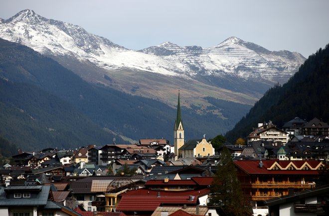 Tožniki avstrijskim oblastem očitajo, da ob izbruhu virusa v Ischglu in nekaterih drugih smučarskih letoviščih na Tirolskem lani marca niso pravočasno in ustrezno ukrepale, da bi zajezile širjenje okužb. FOTO: Lisi Niesner/Reuters