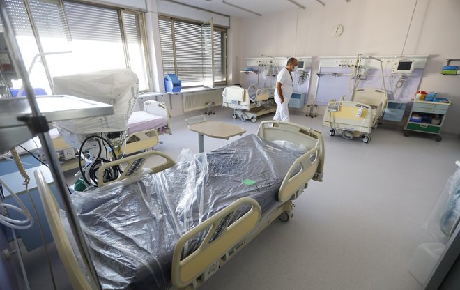 Bolniške postelje ostajajo prazne, ker ni dovolj osebja. FOTO: Jože Suhadolnik