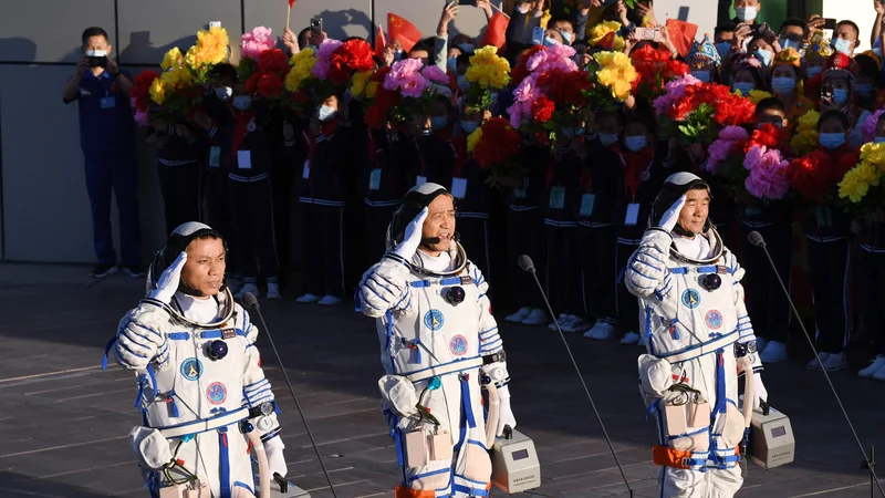 Fotografija: Trije astronavti v petek vrnili na Zemljo. FOTO: Greg Baker/AFP