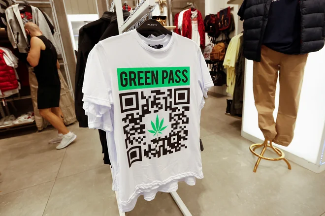 V Italiji so sistem PCT, v bizarni navadi, ki razburja jezikovne puriste, krstili z angleško besedno zvezo, ki je ne uporablja nihče drug: <em>green pass</em>. FOTO: Yara Nardi Reuters