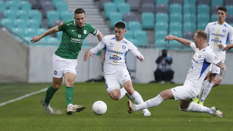 Fotografija: Olimpija brez kaznovanega kapetana Timija Maxa Elšnika (levo) in Celje bosta nocoj v Stožicah izpoeljali prvega od treh derbijev moštev z vrha 1. SNL. FOTO: Leon Vidic/Delo