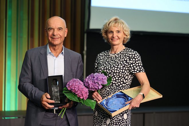 Tone Strnad in Martina Perharič, prejemnika Minařikovega odličja 2020 in priznanja 2021. FOTO: Arhiv Medis