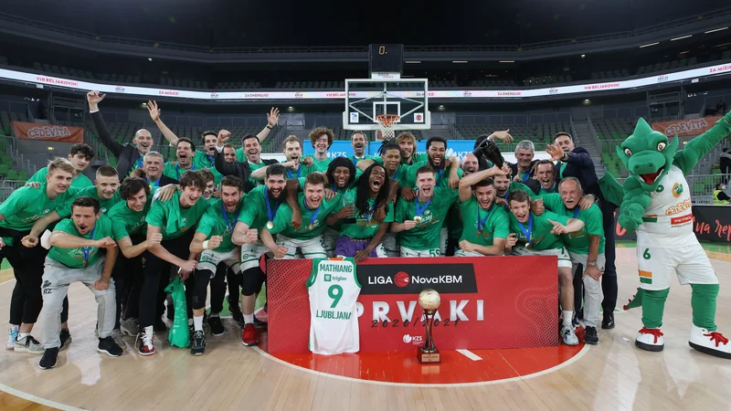 Fotografija: Košarkarji Cedevite Olimpije so se veselili nove lovorike. FOTO: Cedevita Olimpija