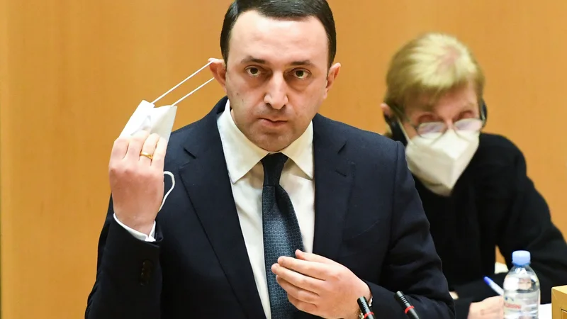 Fotografija: Tožilstvo je uvedlo preiskavo, gruzijski premier Irakli Garibašvili pa je škandal razglasil za umazano in vnaprej načrtovano provokacijo Saakašvilija in njegovih podrepnikov. FOTO: Vano Šlamov/AFP