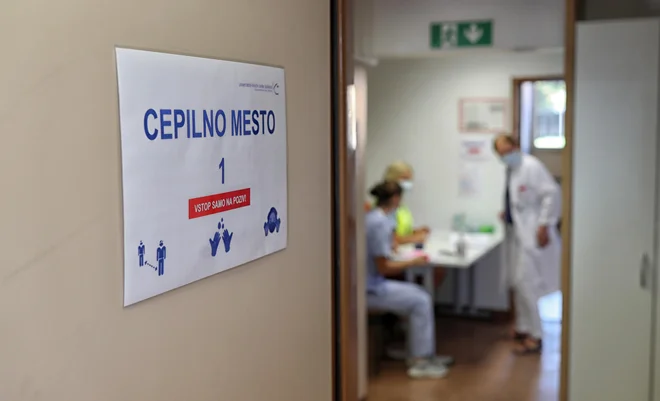 Zaradi povečanega zanimanja za cepljenje bodo danes in nedeljo na prošnjo ministrstva za zdravje obratovali številni cepilni centri. FOTO: Blaž Samec/Delo