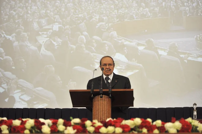Abdelaziz Bouteflika leta 2009, ko je zaprisegel za tretji predsedniški mandat. FOTO: Fayez Nureldine/Afp