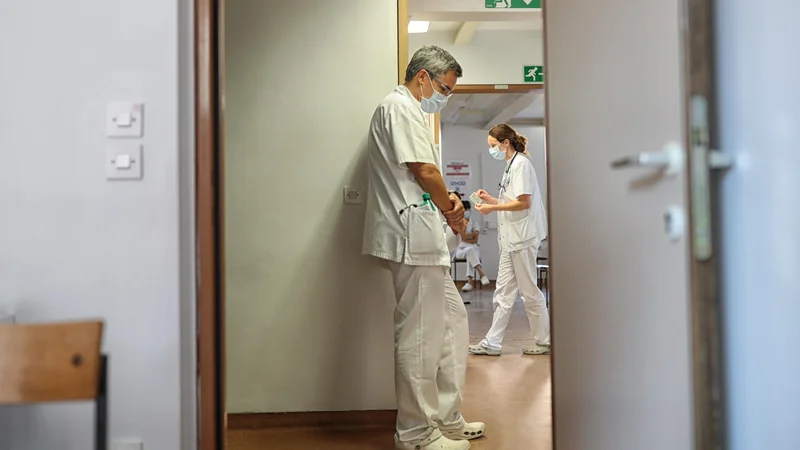 Hospitaliziranih je 360 bolnikov s covidom-19, od tega jih 91 potrebuje intenzivno terapijo. FOTO: Blaž Samec/Delo