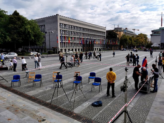 Na Trgu republike so se spet zbrali nasprotniki vladnih ukrepov. FOTO: Jože Suhadolnik/Delo