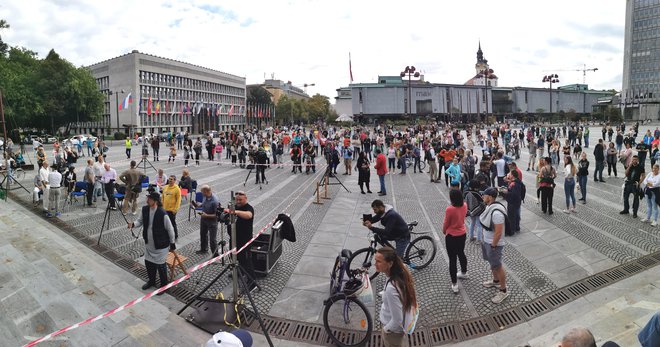 V sredo se je v Ljubljani po podatkih policije zbralo okrog osem tisoč ljudi, sprva mirni protesti so se nato spremenili v nasilne izgrede. FOTO: Jože Suhadolnik/Delo