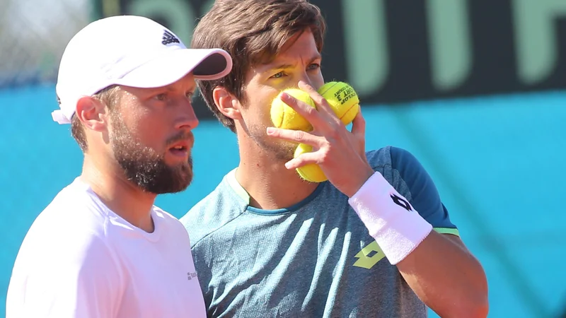 Fotografija: Tom Kočevar Dešman (levo) je brezhibno nalogo proti Paragvaju za Davisov pokal, naš vodilni teniški igralec Aljaž Bedene pa se je tokrat znašel le v vlogi navijača. FOTO: Tomi Lombar/Delo