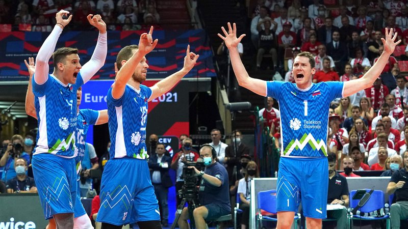 Fotografija: Slovenski odbojkarji so se veselili nove uvrstitve, že tretje, v finale evropskega prvenstva. FOTO: CEV FOTO: Janek Skarzynski/AFP