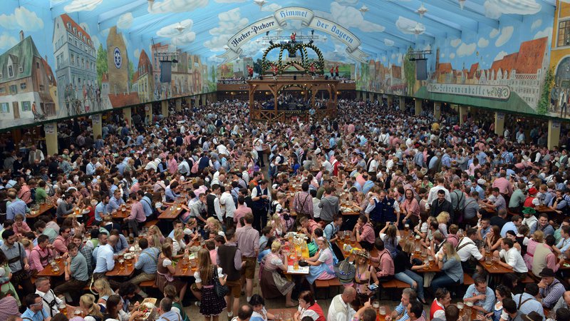 Fotografija: Oktoberfest, kot ga poznamo danes, se je začel leta 1950. Obiskovalci v dobrih dveh tednih običajno popijejo več kot sedem milijonov litrov piva, pojedo približno milijon piščančjih polovic, več kot 300.000 svinjskih klobas in več kot 100 volov ...
FOTO: Christof Stache/ AFP