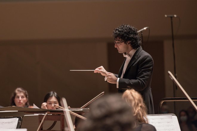 Orkestru je dirigiral devetindvajsetletni britanski dirigent Kerem Hasan. FOTO: Darja Štravs Tisu