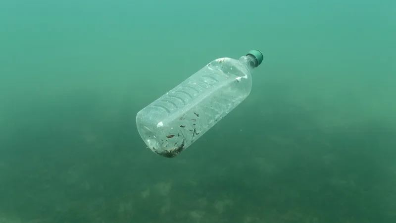 Fotografija: Plastenke so eden najpogostejših plastičnih odpadkov v morju. Nekatere države so se pri njih odločile za dodaten sistem kavcij, Slovenija ne. FOTO: Antonio Bronic/Reuters