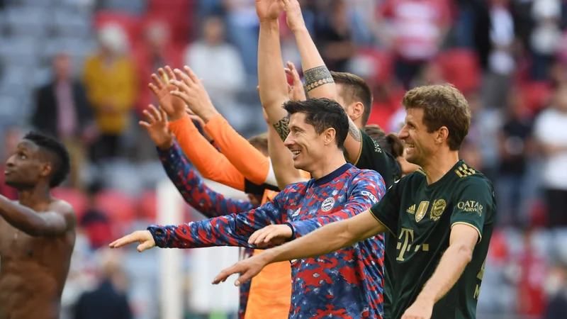 Fotografija: FOTO: Thomas Müller in Robert Lewandowski (z desne) proslavljata zmago nad Bochumom, nekdanjim klubom Aleksandra Knavsa in Zlatka Dedića, ki se je letos vrnil med elito. FOTO: Andreas Gebert/Reuters