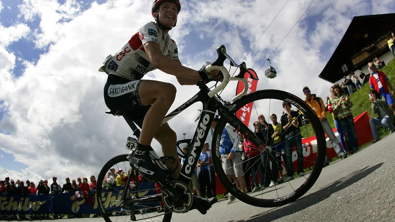 Fotografija: Chris Anker Sørensen (na fotografiji) prodira proti etapni zmagi na dirki po Avstriji v Kitzbühlu leta 2008. FOTO: Dominic Ebenbichler/Reuters