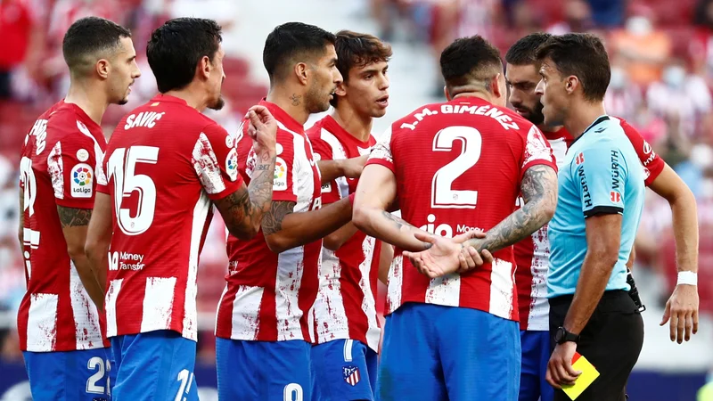 Fotografija: Atletico je zmago v zadnjih minutah lovil z desetimi nogometaši na zelenici. FOTO: Sergio Perez/Reuters