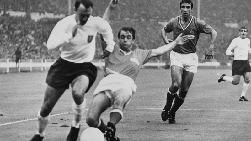 Fotografija: Jimmy Greaves (levo) je bil v šestdesetih letih minulega stoletja nepogrešljivi mož v angleški nogometni reprezentanci, ki je leta 1966 na domačih tleh osvojila tudi edini naslov najboljšega na svetu. FOTO: Stringer/AFP