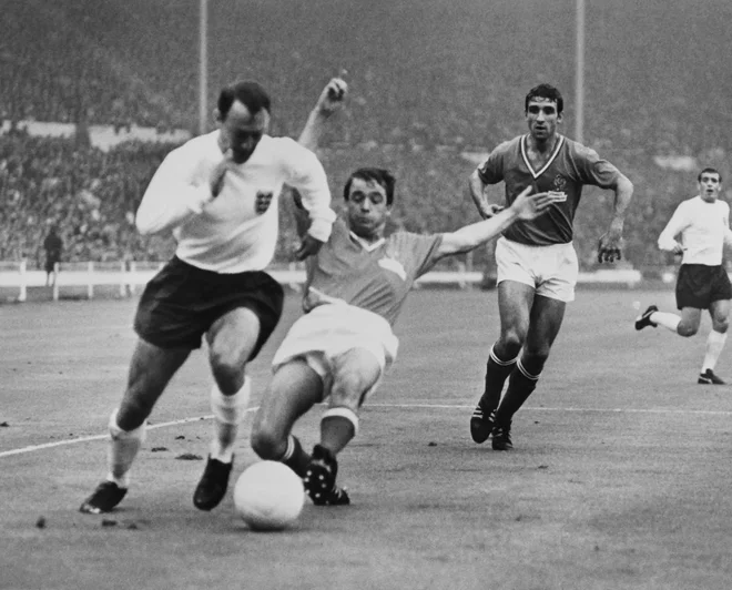 Jimmy Greaves (levo) je bil v šestdesetih letih minulega stoletja nepogrešljivi mož v angleški nogometni reprezentanci, ki je leta 1966 na domačih tleh osvojila tudi edini naslov najboljšega na svetu. FOTO: Stringer/AFP