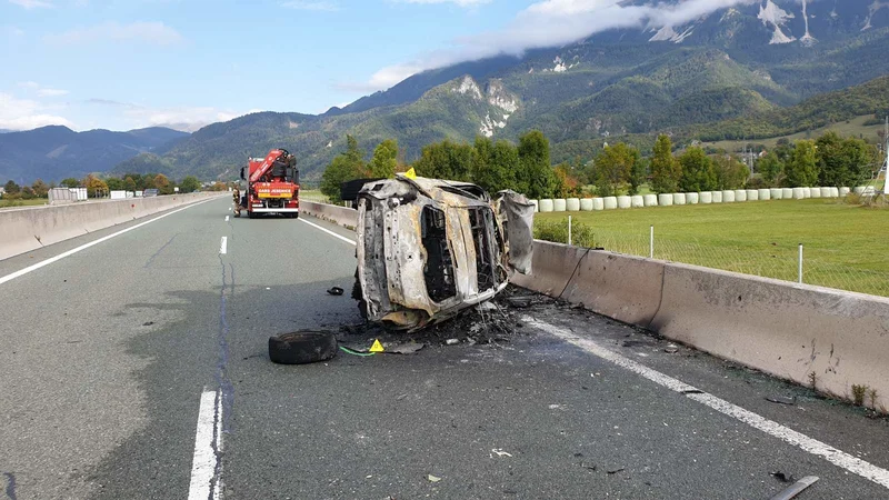 Fotografija: Vozilo je po trčenju v odbojno ograjo zagorelo. FOTO: PU Kranj