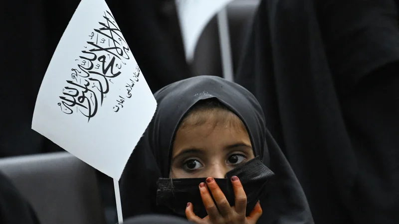 Fotografija: Po navedbah talibov naj bi sicer v kratkem odprli tudi šole za dekleta, a to ljudi v soboto ni pomirilo, piše britanski BBC. FOTO: Aamir Qureshi/AFP