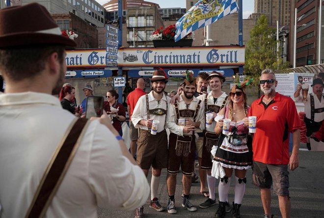 Po lanski odpovedi so se ta konec tedna ob pivu v živo vendarle zabavali na Oktoberfestu Zinzinnati v Cincinnatiju v ameriški zvezni državi Ohio, ki izkazuje bogato nemško dediščino jugozahodnega Ohia in slovi kot največji tovrstni dogodek v ZDA. FOTO: Jeff Dean/AFP