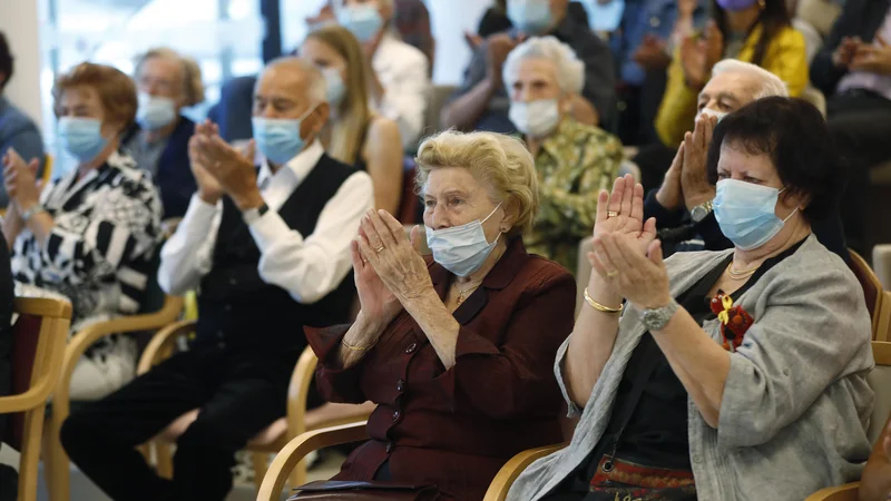 Fotografija: Po podatkih ministrstva za delo je v domovih za starejše cepljenih 90 odstotkov stanovalcev in 60 odstotkov zaposlenih. FOTO: Leon Vidic/Delo