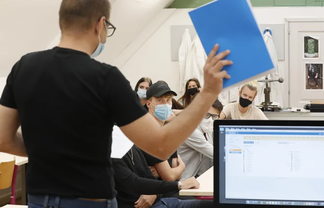 Delež prebivalcev, ki so se usposabljali formalno ali neformalno, se je lani, v prvem letu spopadanja s pandemijo covida-19, močno zmanjšal. FOTO: Matej Družnik/Delo