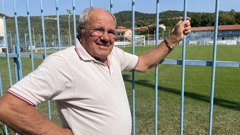 Fotografija: »V Dekanih imam stadion zraven doma. Tukaj vsako popoldne tečem bos po mehki travi,« pravi Karlo Emeršič, starosta med slovenskimi nogometnimi funkcionarji. FOTO: Rok Tamše/Delo