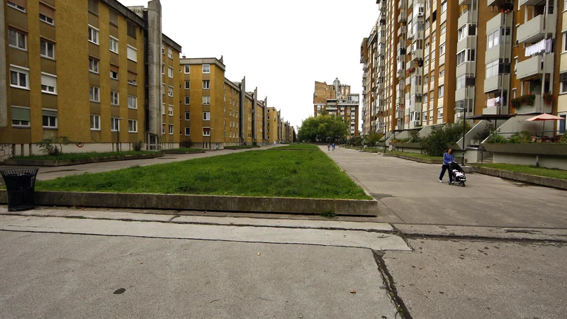 Fotografija: Ponoči je zagrelo v enem od stanovanj v ljubljanskem naselju Bratovševa ploščad. Fotografija je simbolična. FOTO: Aleš Černivec/Delo