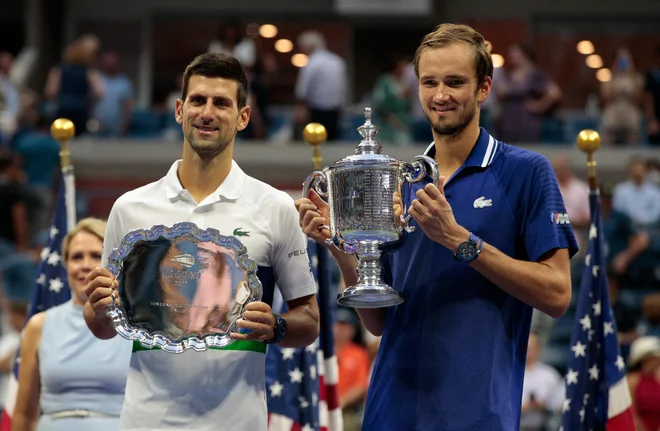 Novak Đoković (levo) in zmagovalec OP ZDA Daniil Medvedjev. FOTO: Kena Betancur/AFP