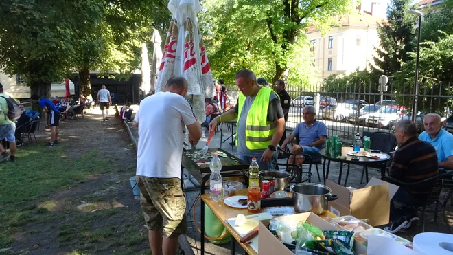 Društvo Kralji ulice je poskrbelo za hrano. FOTO: Igor Divjak