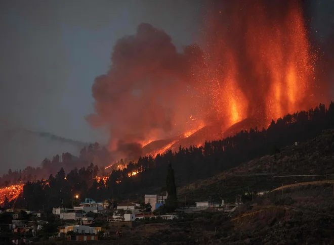 Kdaj se bodo razmere umirile, za zdaj ni mogoče napovedati. Izbruh spremlja glasen hrup. FOTO: Desiree Martin/AFP