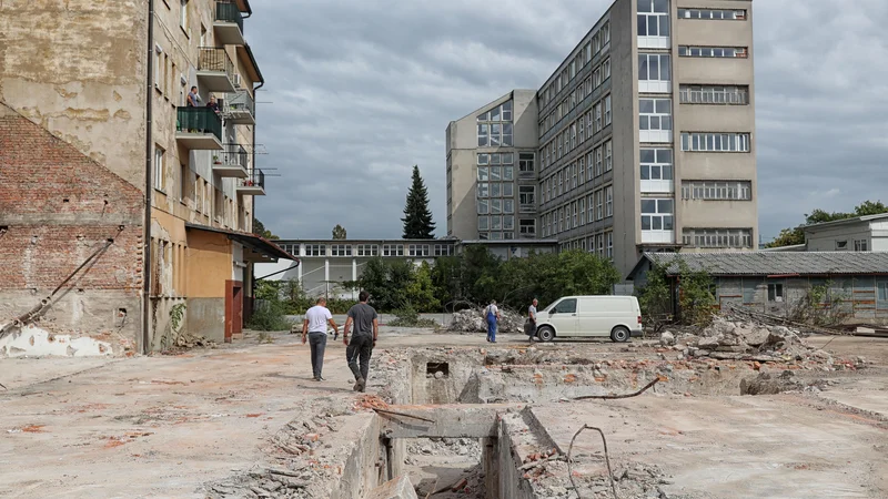 Fotografija: Na Topniški ulici so se rušitvena dela začela že poleti, gradbeno dovoljenje naj bi pridobili do konca leta. FOTO: Blaž Samec /Delo