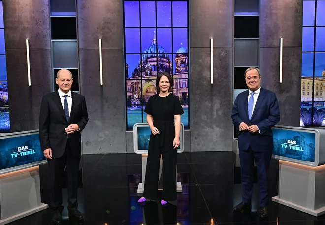 Kanclerski kandidati Olaf Scholz, SPD, Annalena Baerbock, Zeleni, in Armin Laschet, CDU/CSU, v še zadnjem televizijskem soočenju pred nedeljskimi volitvami. FOTO: Tobias Schwarz/AFP