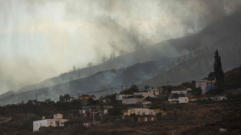 Fotografija: Lava se približuje vasi Los Llanos de Aridane. FOTO: Desiree Martin/AFP
