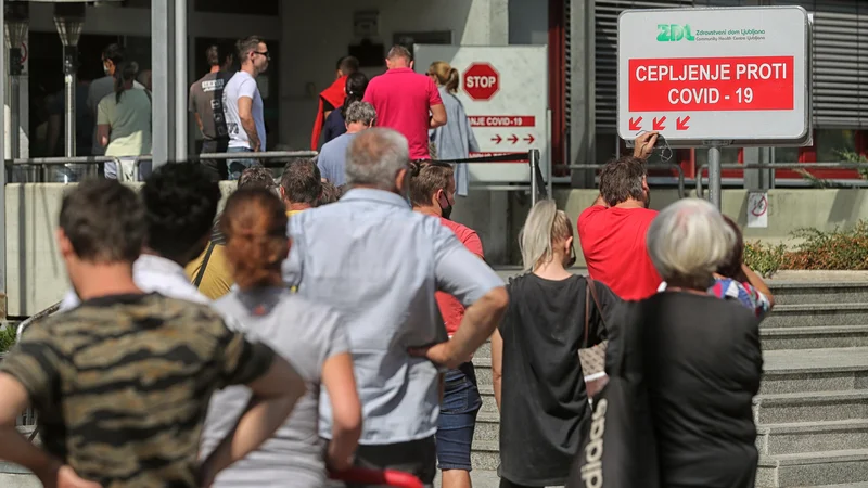 Fotografija: V ZD Ljubljana so pozorni na zlorabe, zato pri cepljenju preverjajo tudi identiteto posameznikov in zahtevajo osebni dokument. FOTO: Blaž Samec/Delo